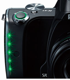 Pentax K-S1, i LED che comunicano l'operatività della macchina